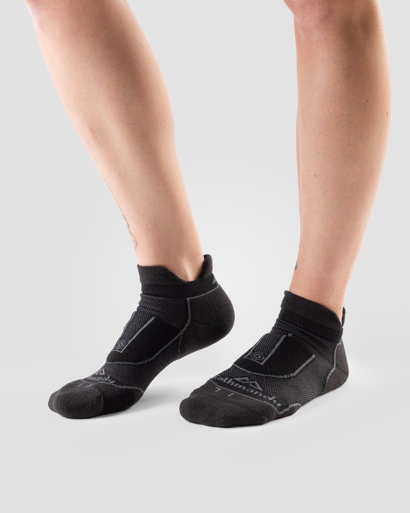 a0490_901_nuyarn_ergonomic_trail_socks_black_grey_b_1754350144000