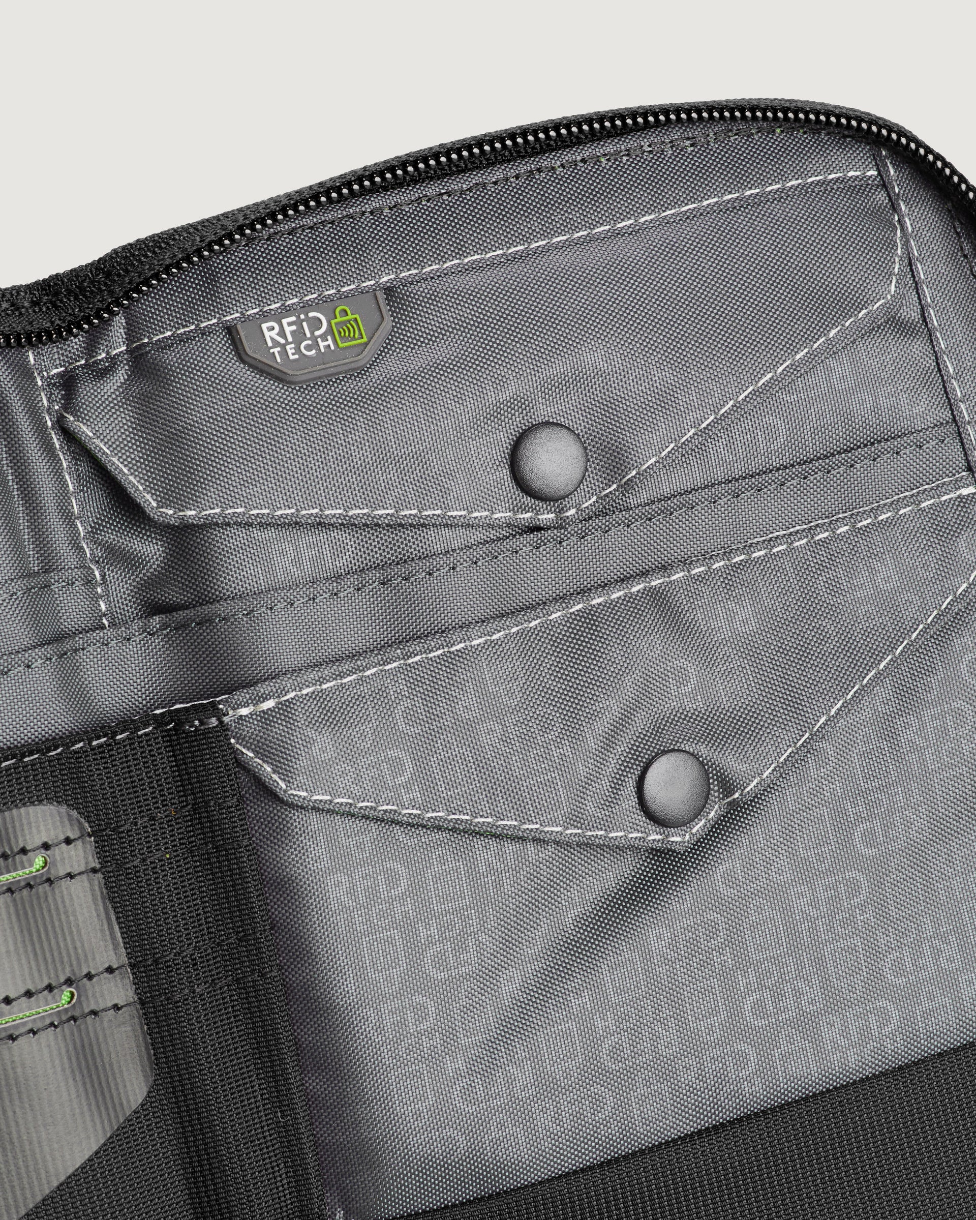 a0651_902_departure_rfidtech_wallet_small__c_1743730914000