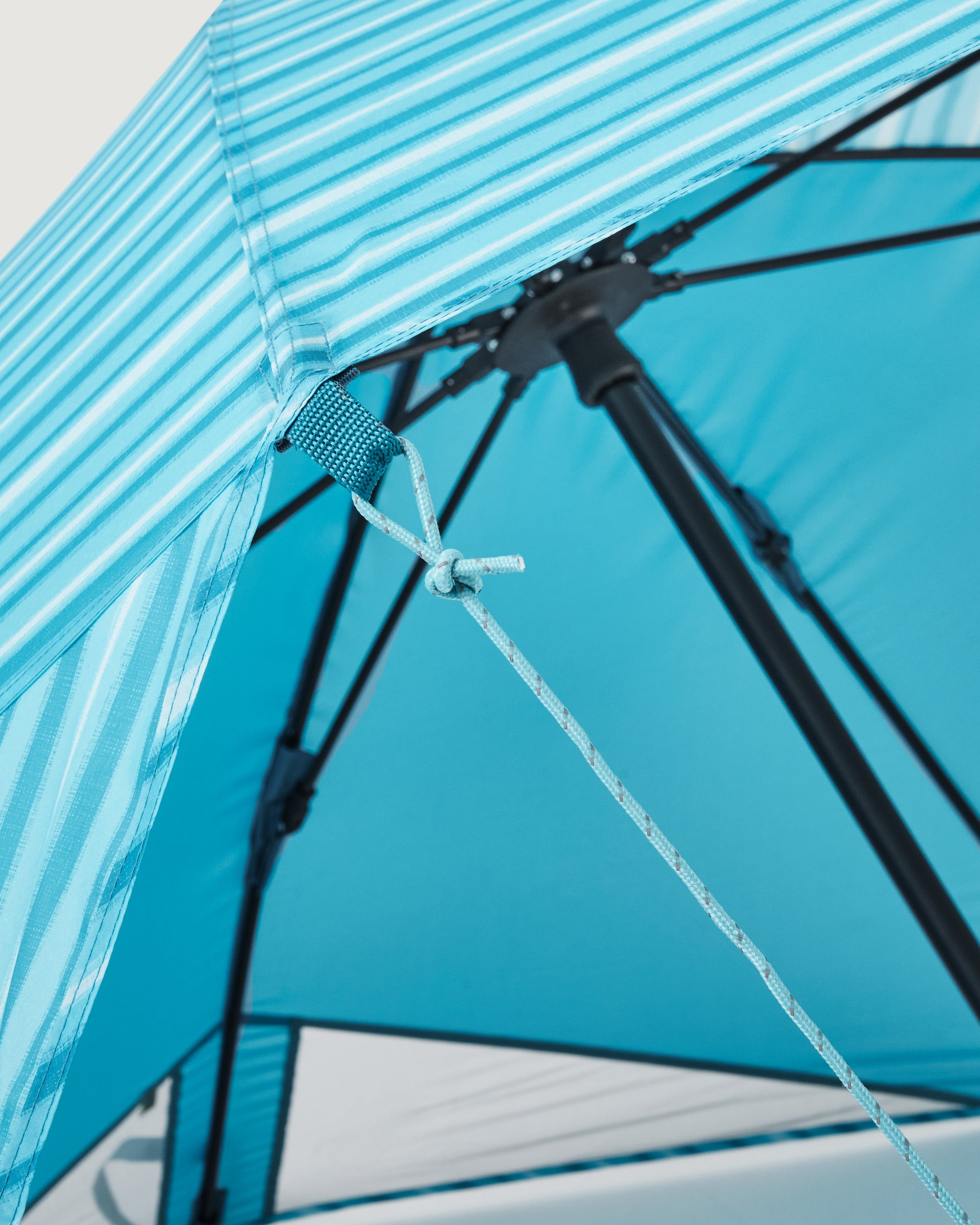a1417_o6a_retreat_umbrella_beach_shelter_blue_stri_d_1743731109000