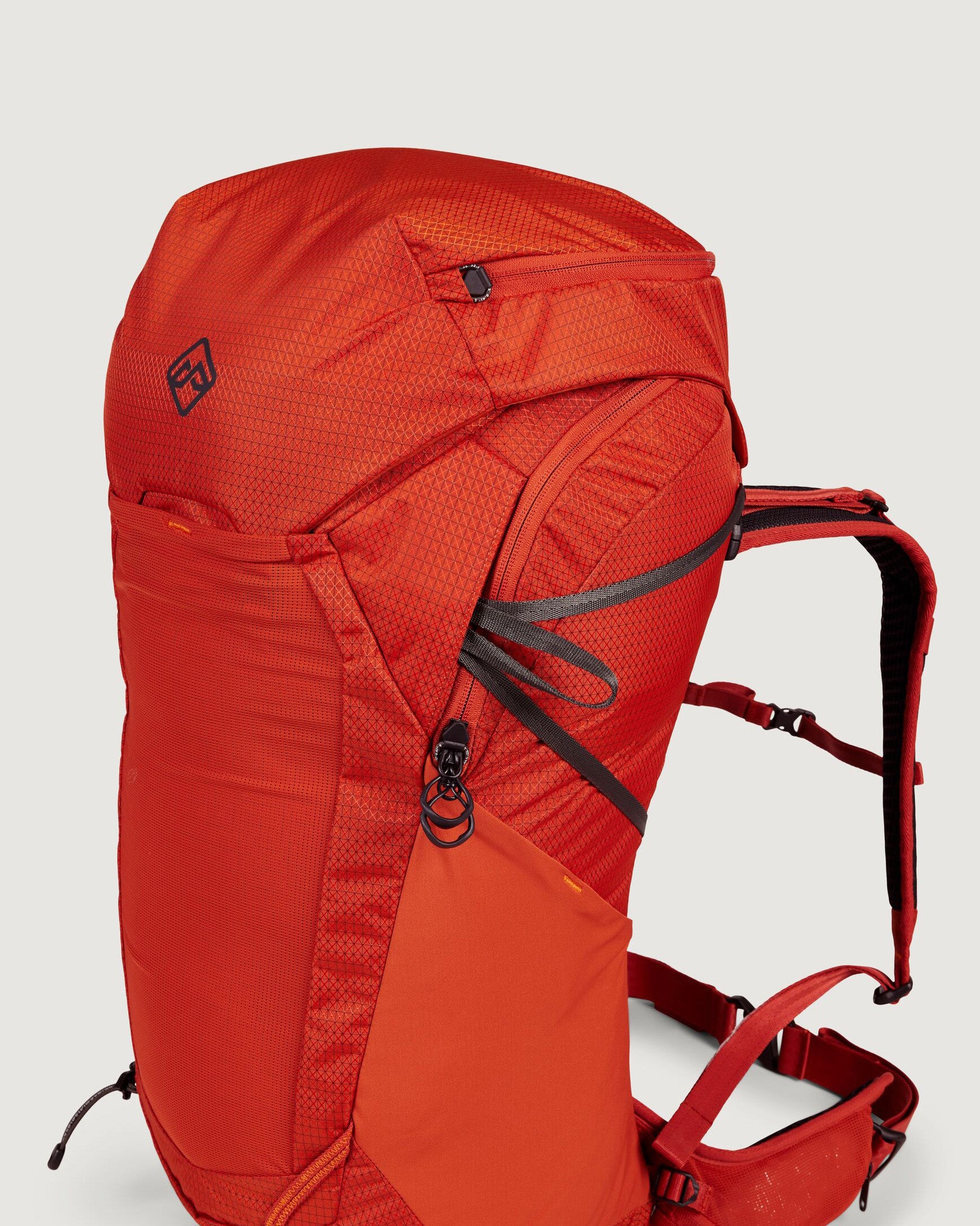 a1469_679_valorous_pack_38l_red_e_1743631449000
