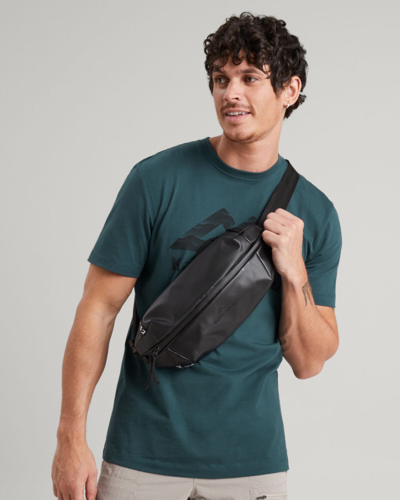 b0267_o4w_amphi_cross_body_b_1743629764000