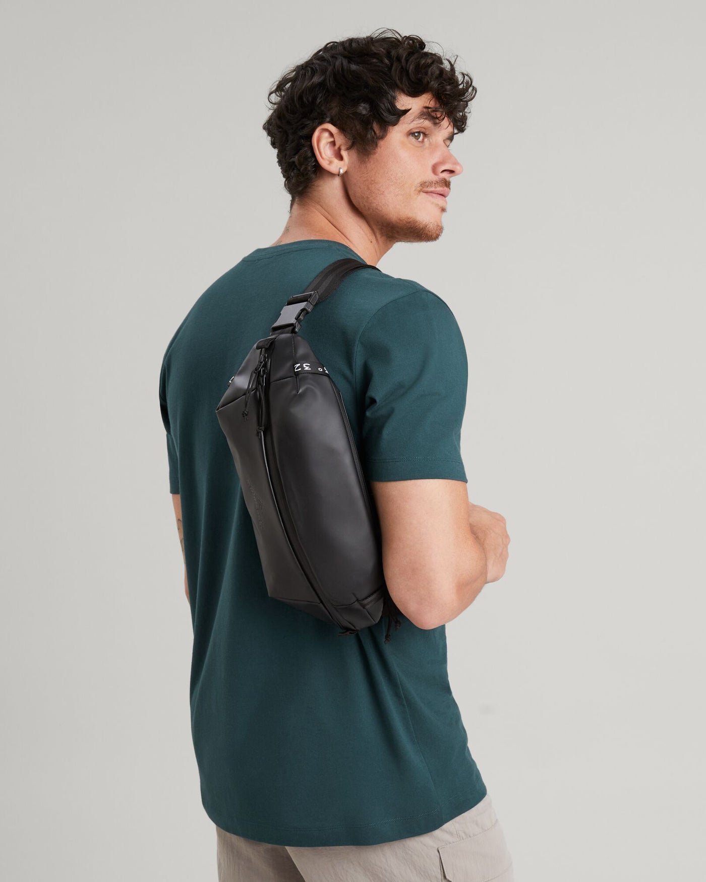 b0267_o4w_amphi_cross_body_c_1743629832000