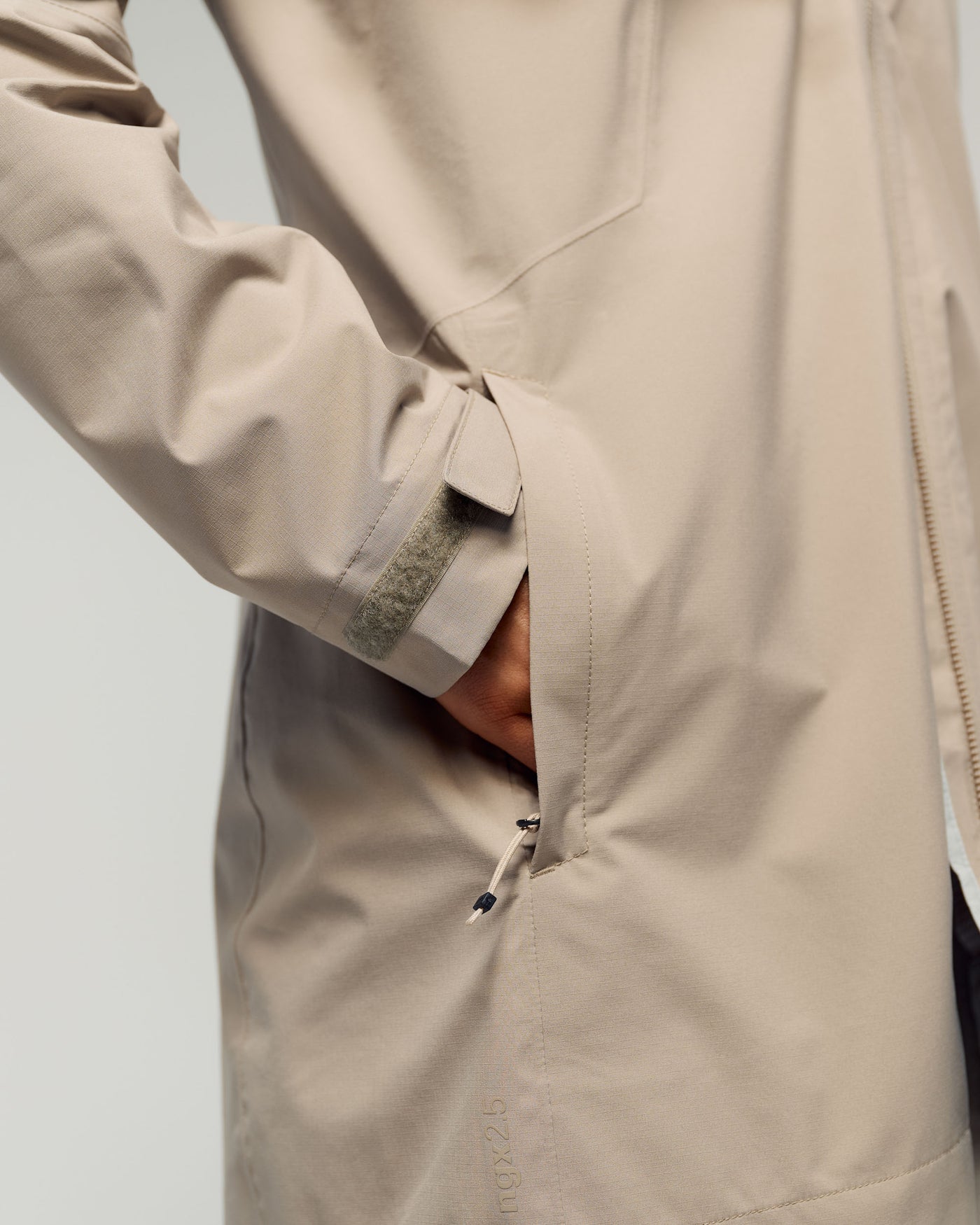 b0525_b88_trailhead_stretch_2_5_litre_womens_rain_parka_j_1769720695000