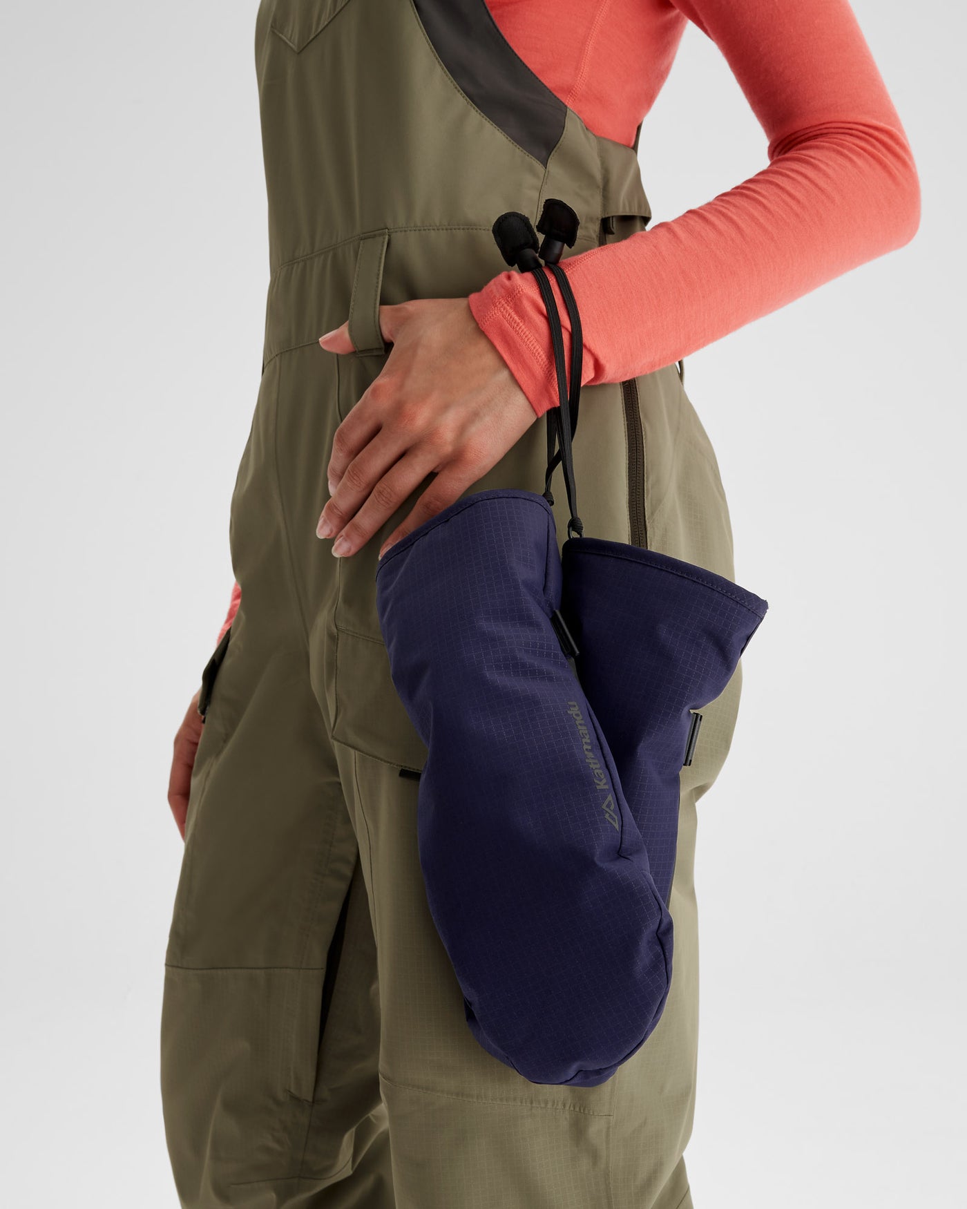 b0683_ofc_pwdr_days_unisex_novaloft_snow_mitten_d_1743731783000