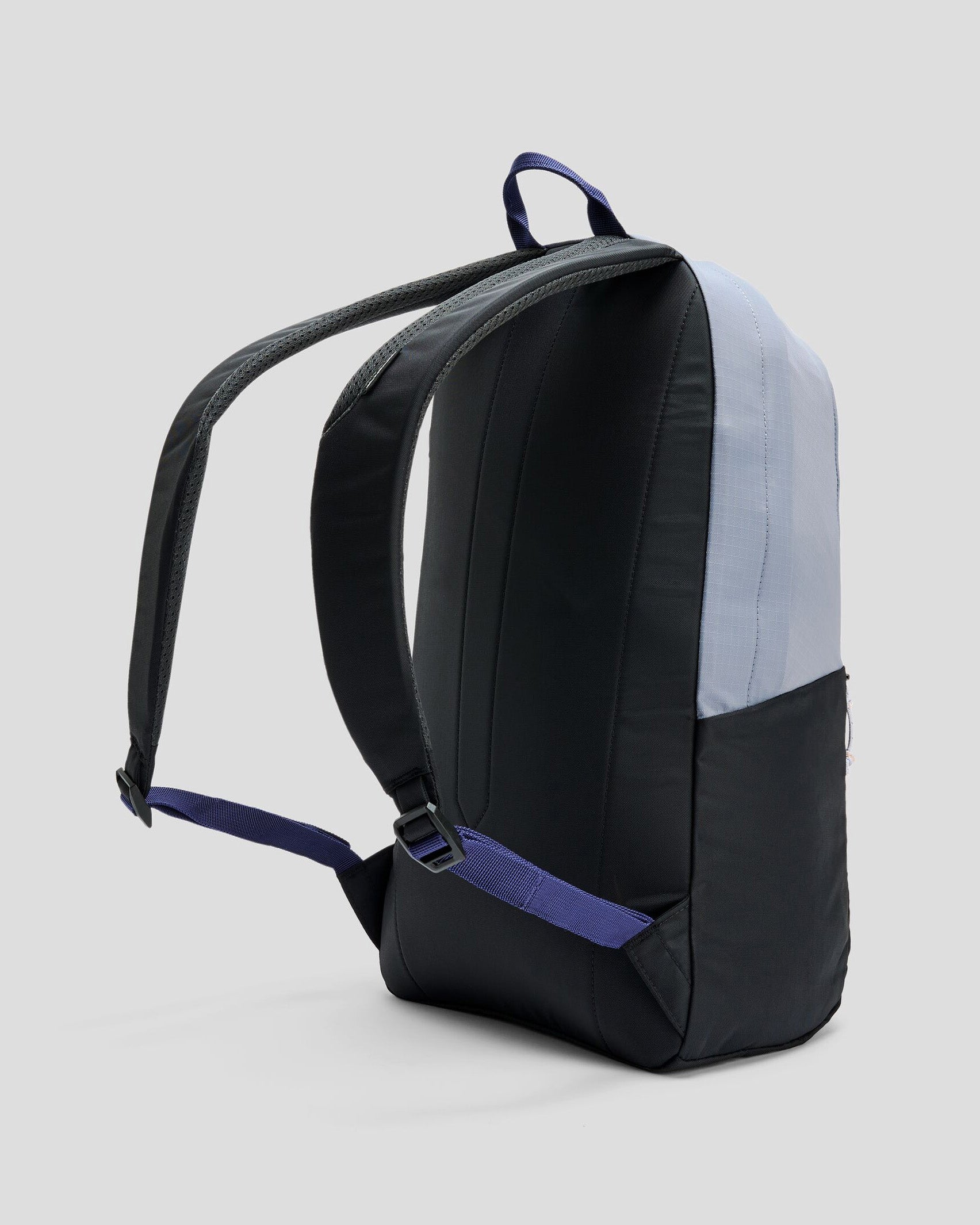 b0784_okt_axon_everyday_backpack_18_e_1743630915000