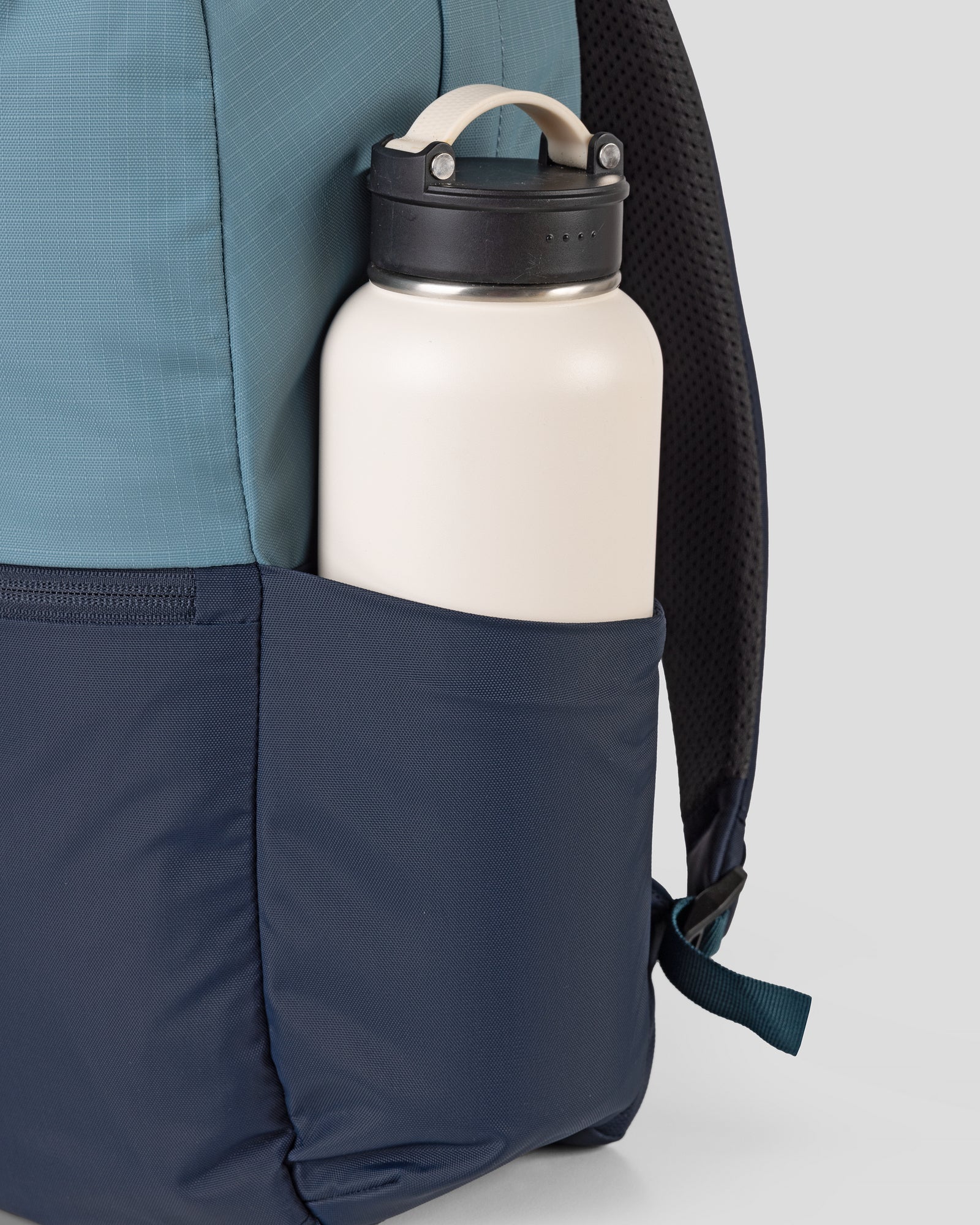 b0784_ott_axon_everyday_backpack__e_1755036736000
