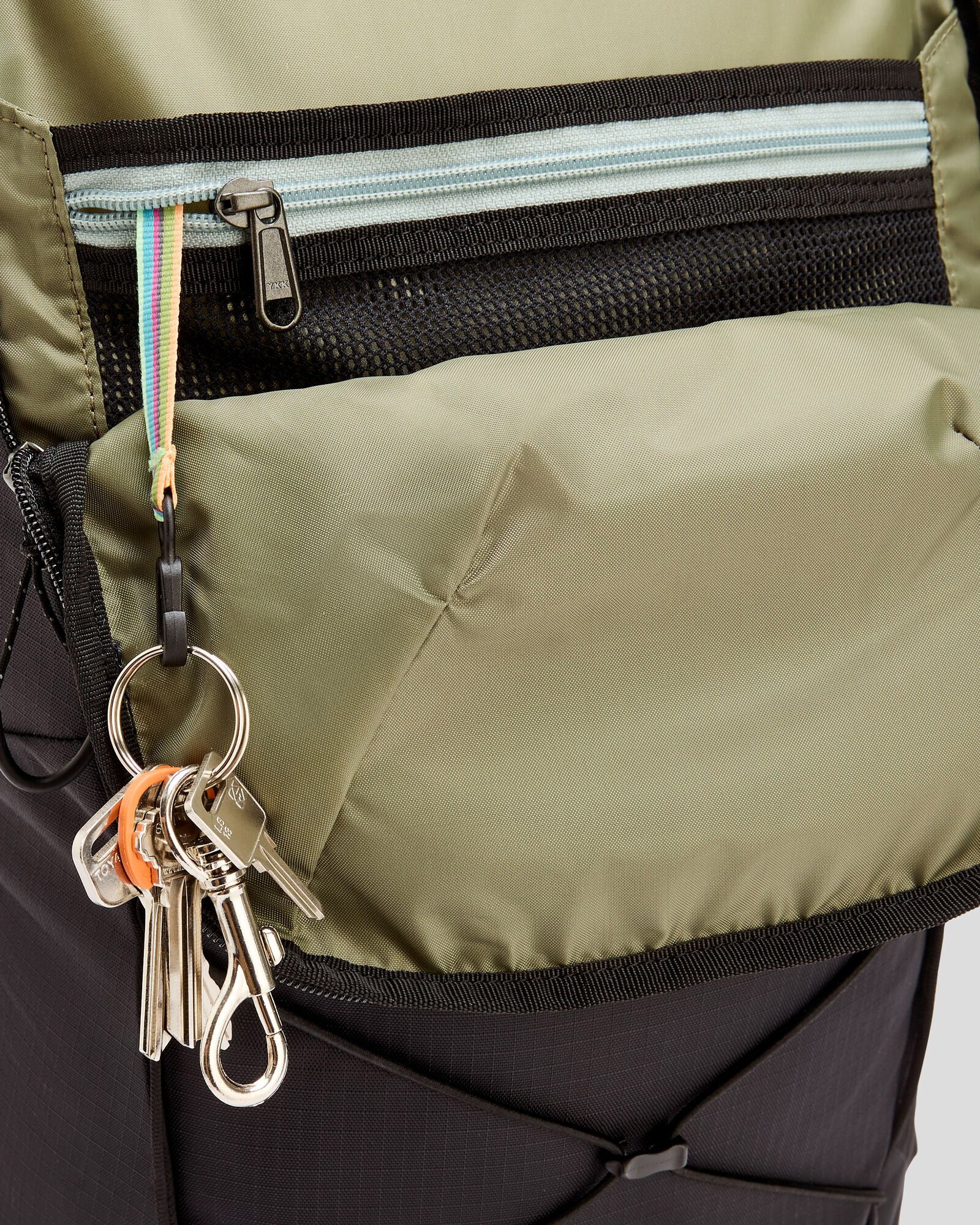 b0786_o4w_axon_escape_backpack_22l_c_1743630920000