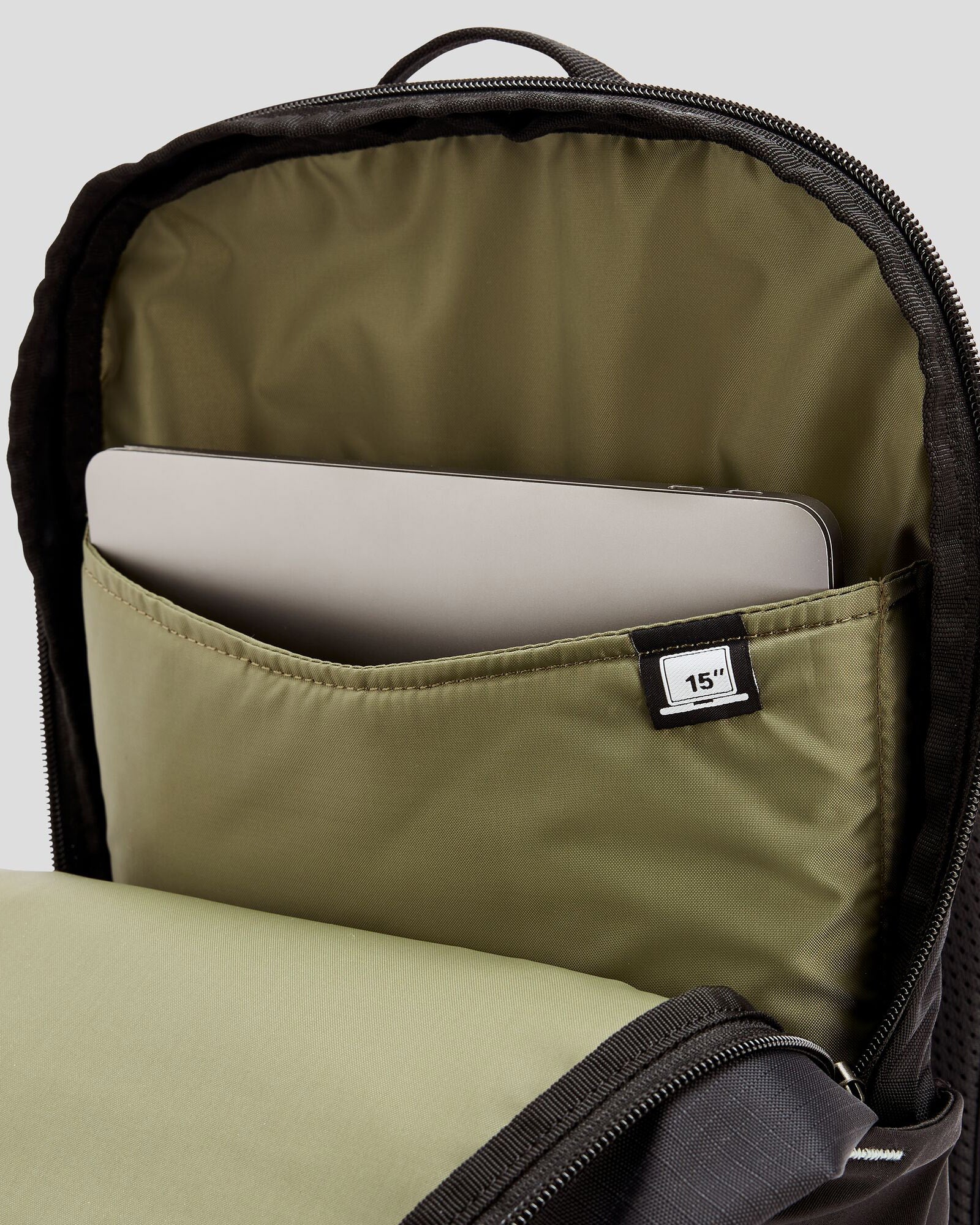 b0786_o4w_axon_escape_backpack_22l_d_1743630921000