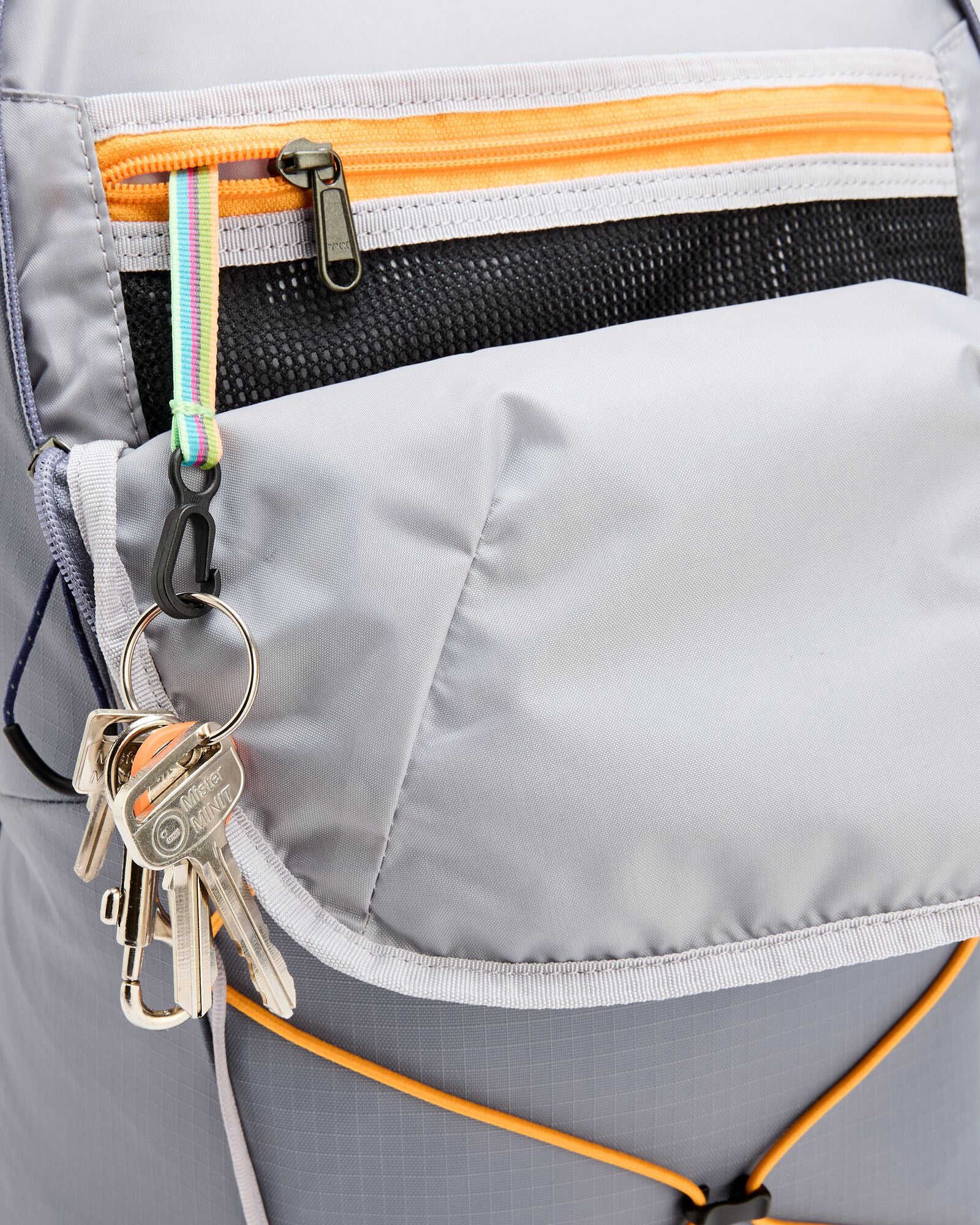 b0786_oi6_axon_escape_backpack_22l_c_1743630888000