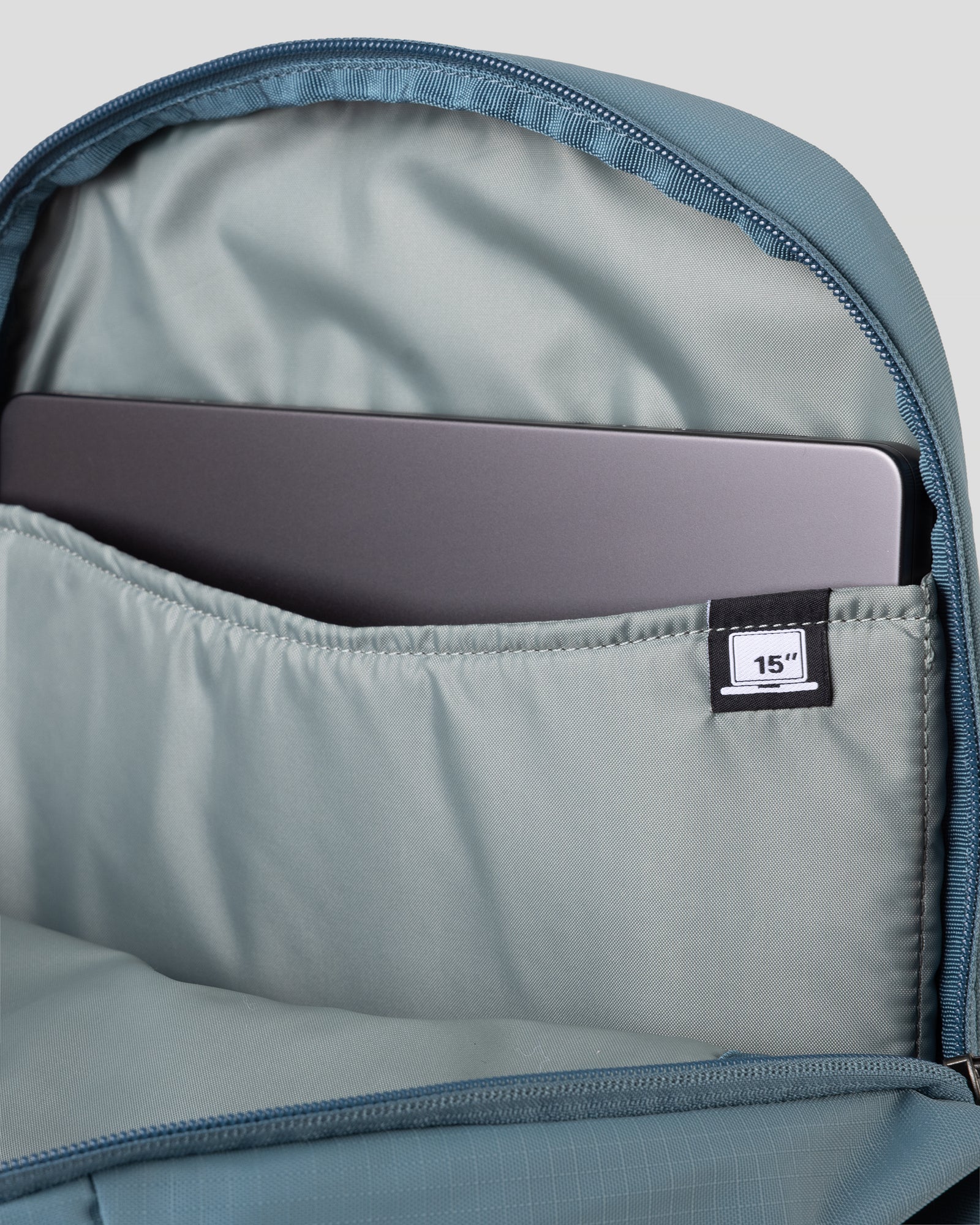 b0787_ott_axon_everyday_backpack__e_1755036758000