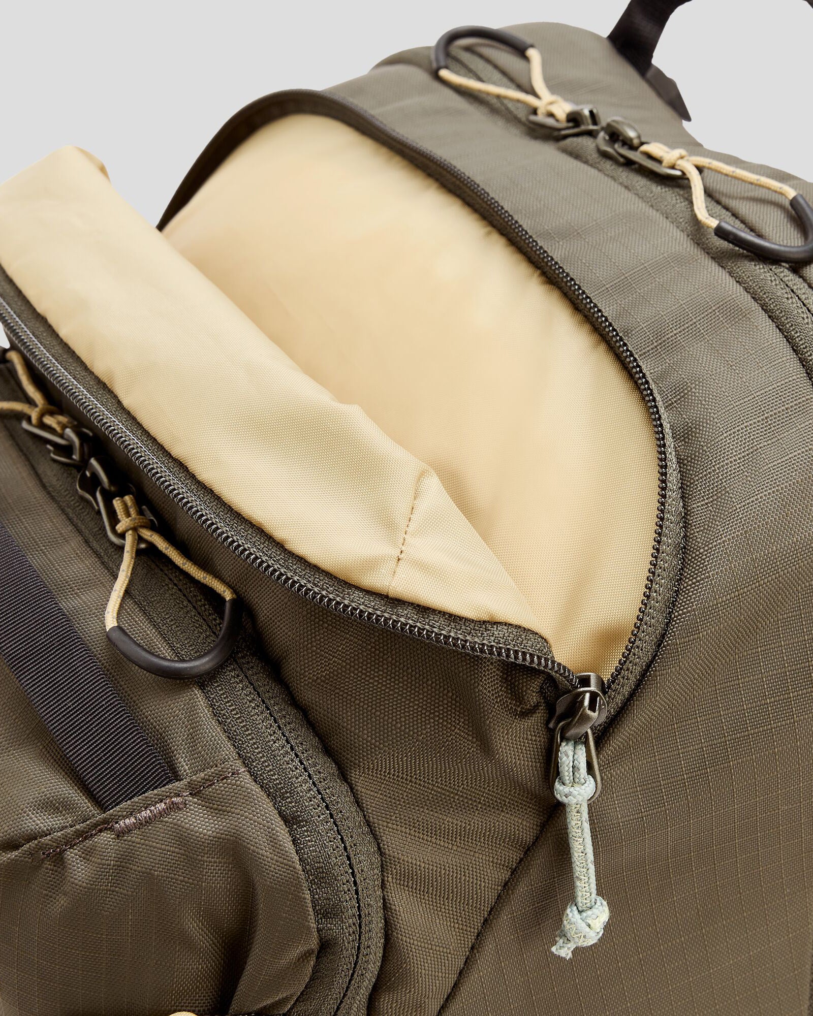 b0788_586_axon_escape_backpack_28l_c_1743630902000