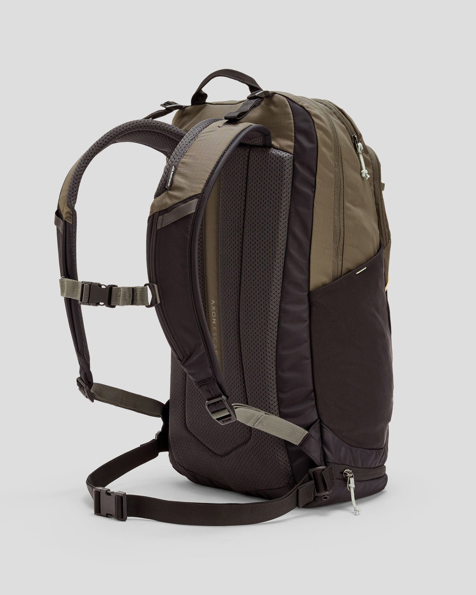 b0788_586_axon_escape_backpack_28l_g_1743630904000