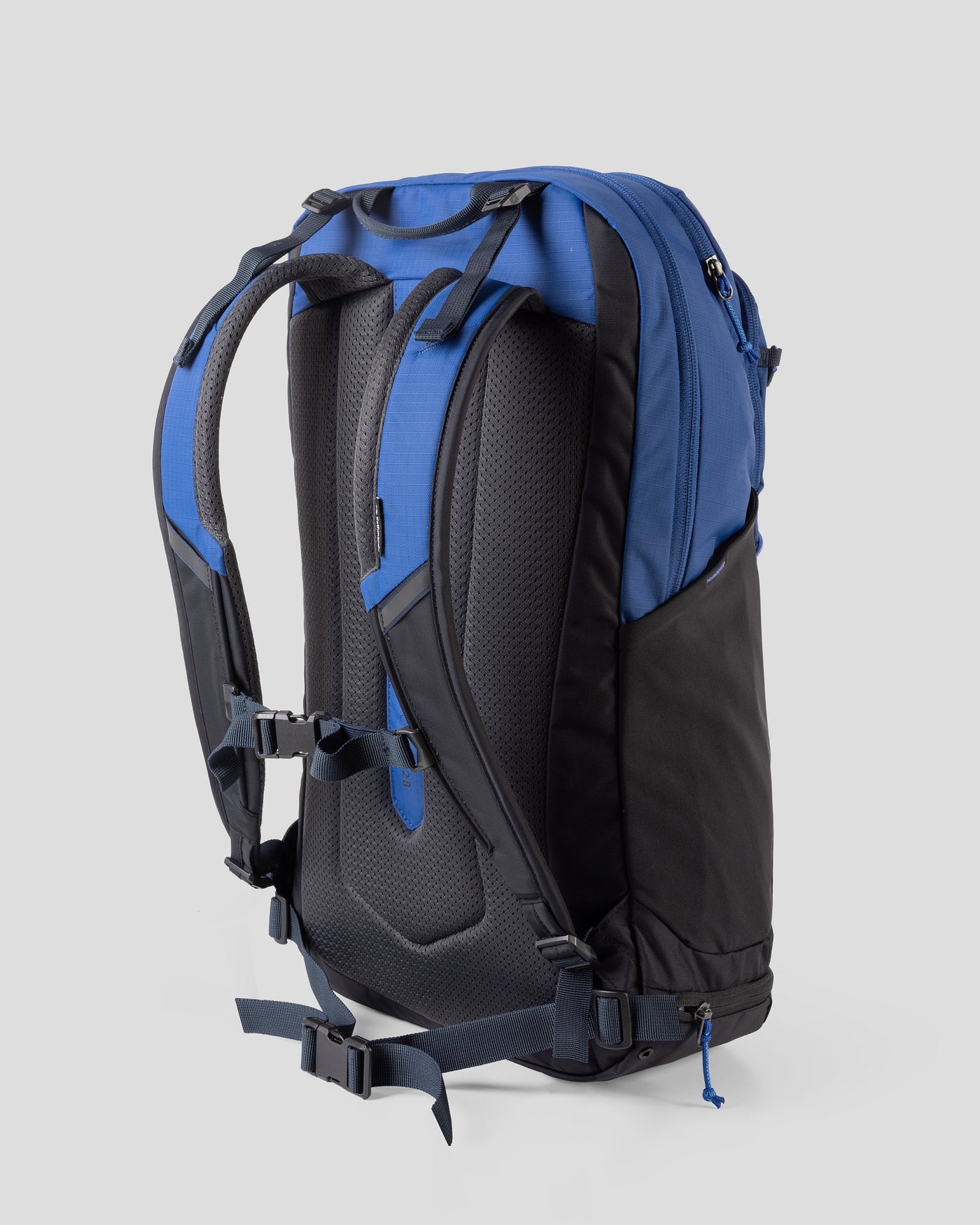 b0788_otq_axon_escape_backpack_28l_bl_c_1755036761000