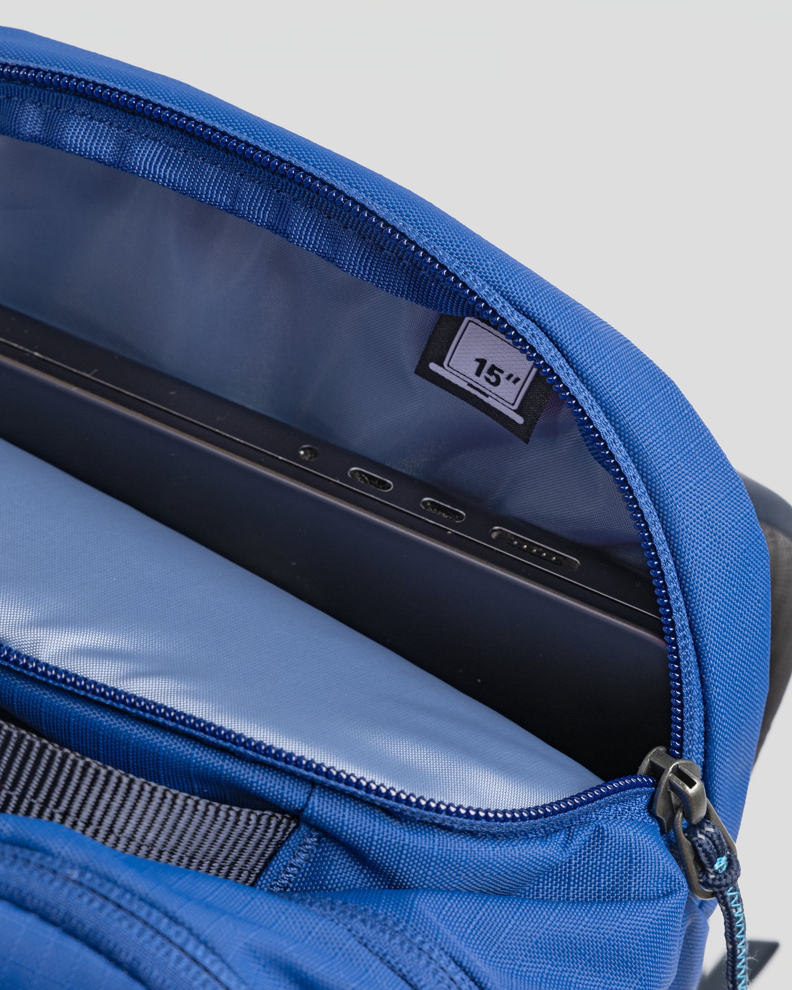 b0789_otr_axon_everyday_backpack_25l_bl_e_1755036772000