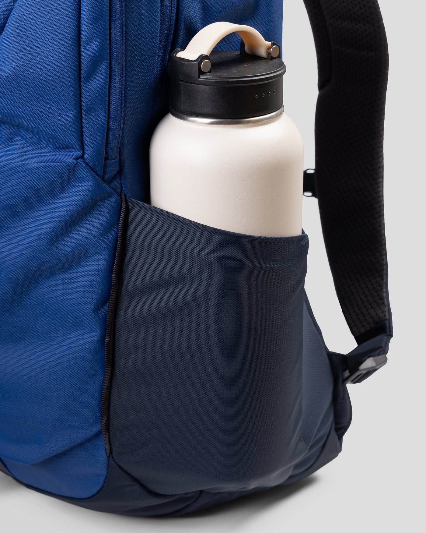 b0789_otr_axon_everyday_backpack_25l_bl_f_1755036773000