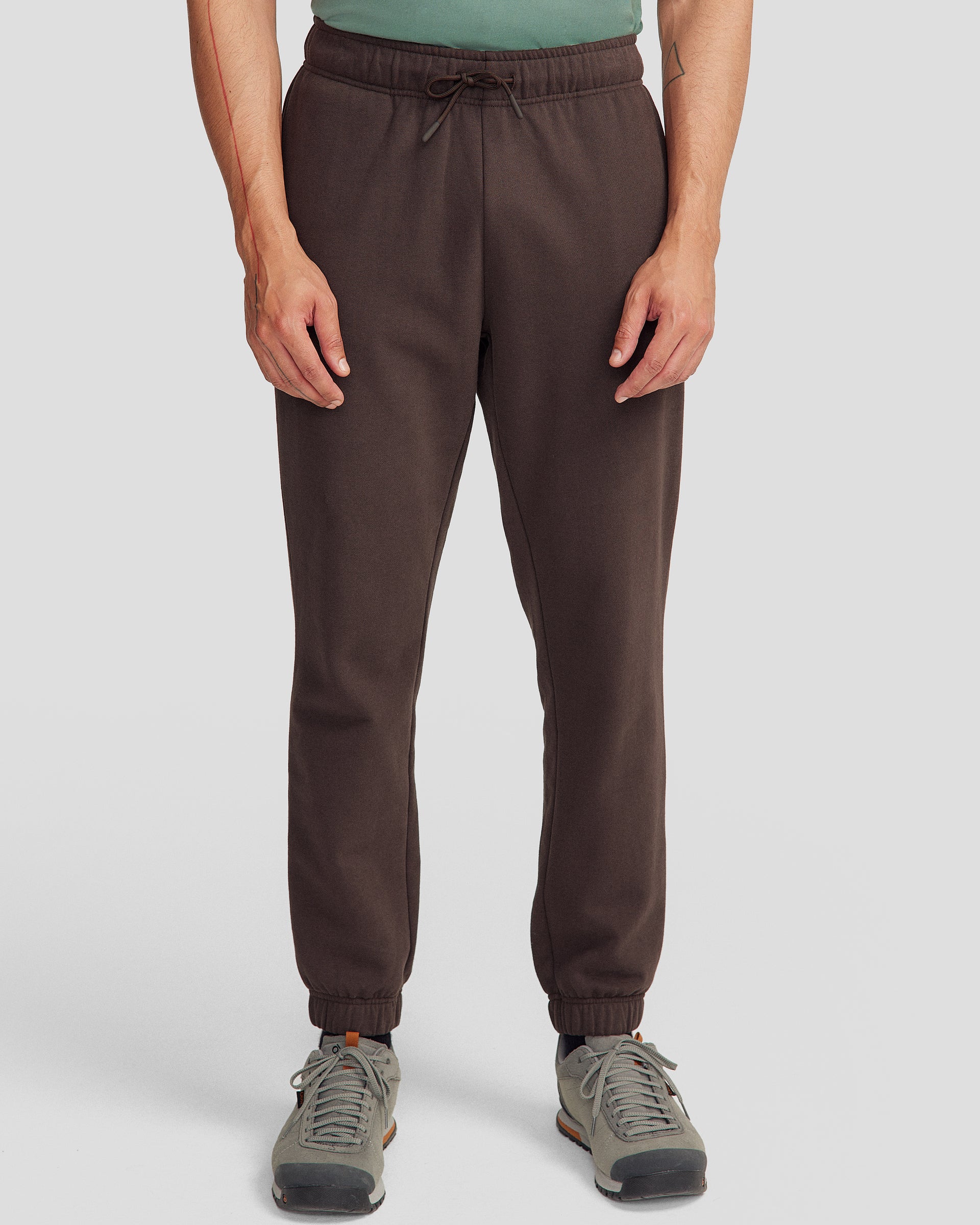 b1394_of9_mens_peak_badge_joggers_brown_m_a_1745458760000