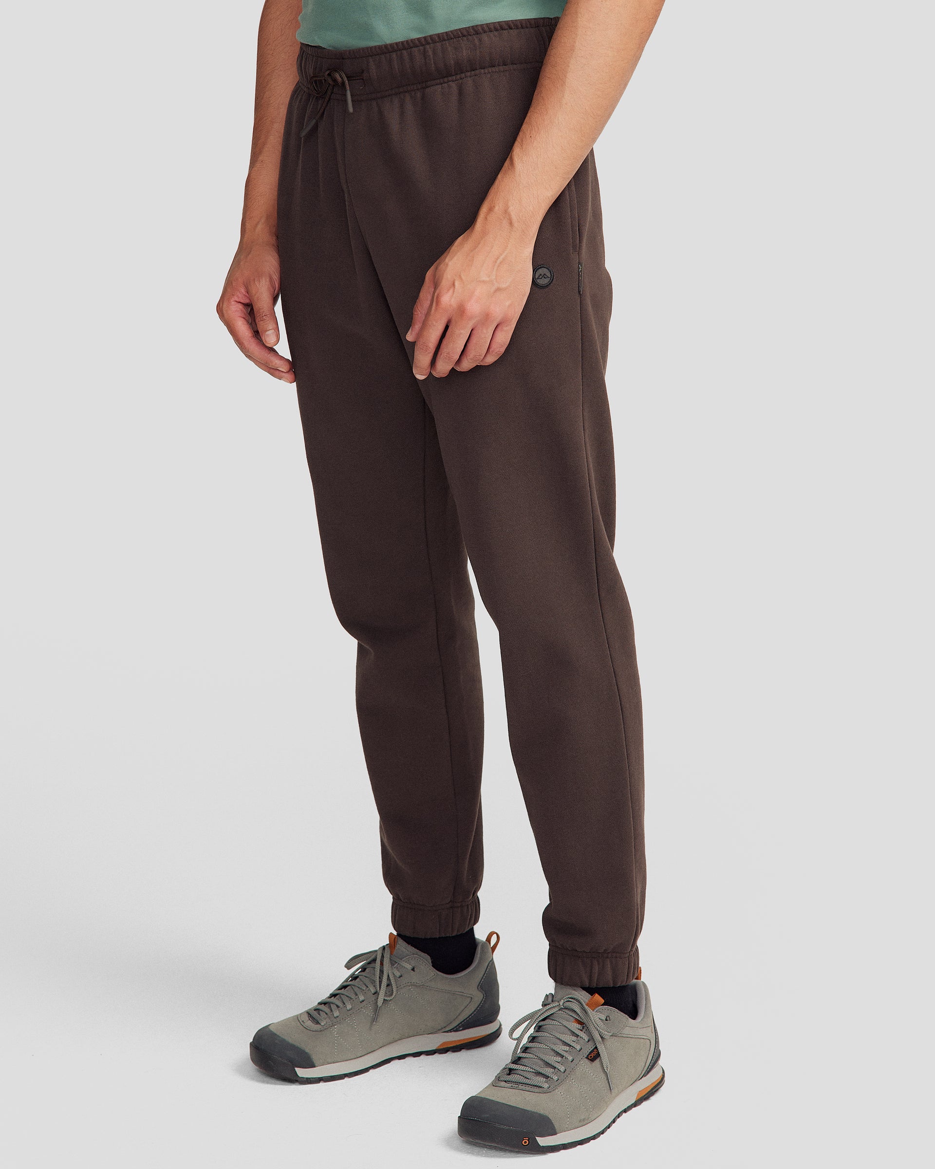 b1394_of9_mens_peak_badge_joggers_brown_m_c_1745458760000