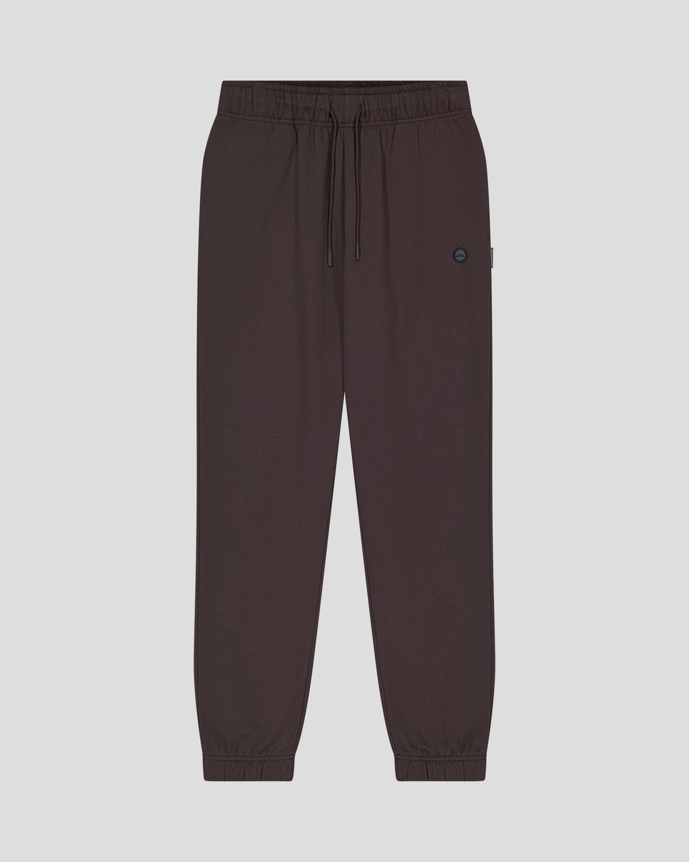 b1394_of9_mns_peak_badge_joggers_brown_flatlay_e_1745458675000