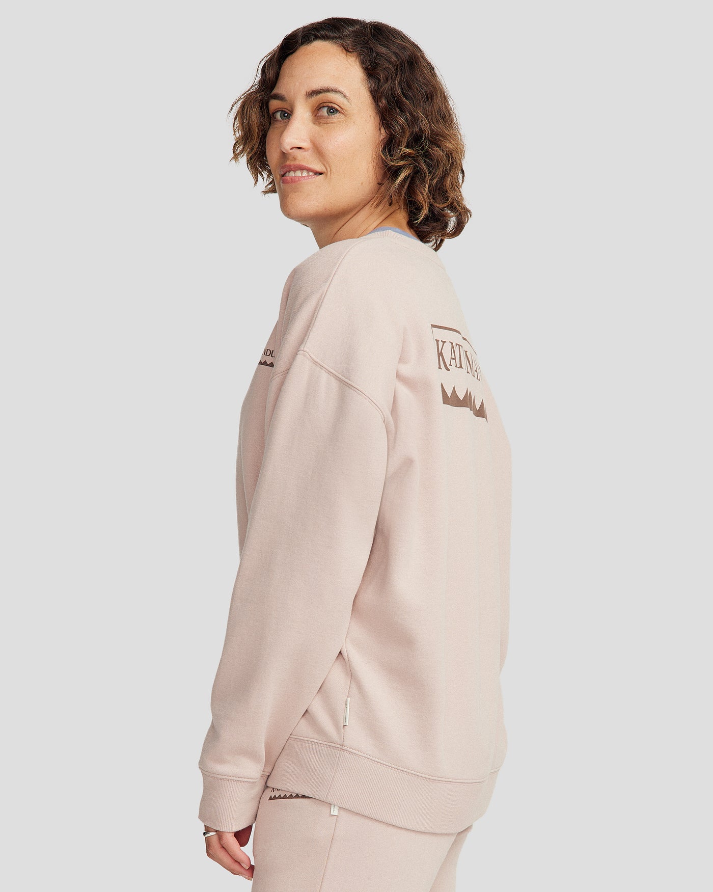 b1444_or1_womens_heritage_relaxed_crew_sweatshirt_neutral_m_c_1745458765000