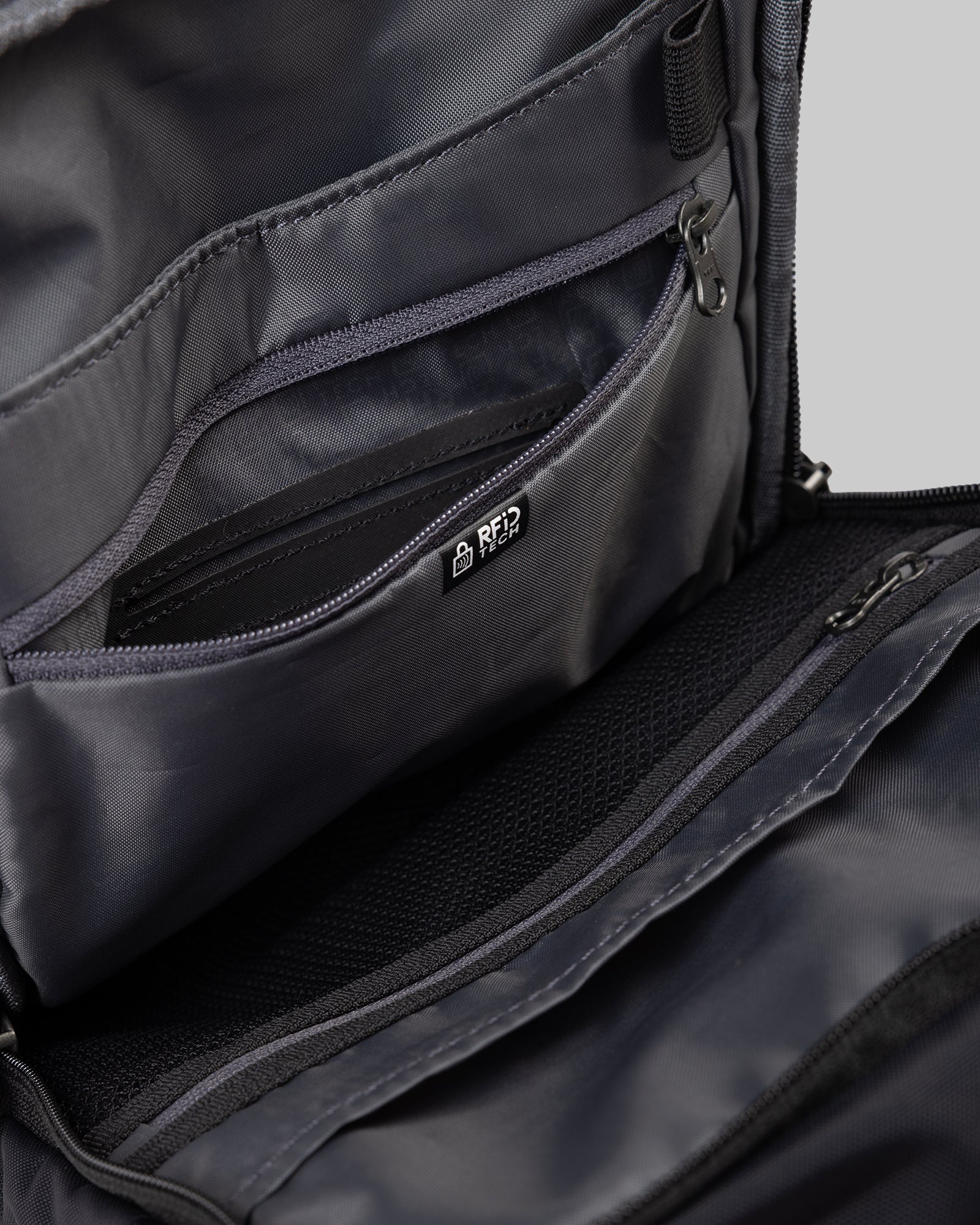 b1617_o4w_flight_rfid_pouch_d_1754351624000