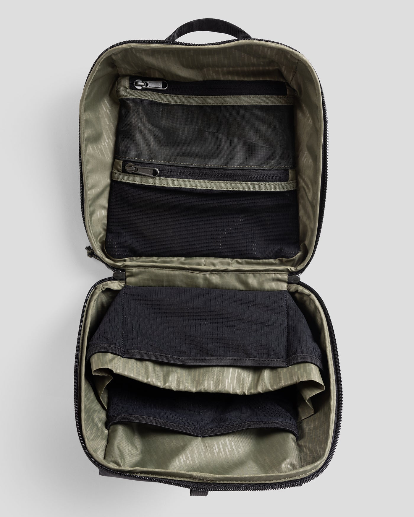 b1646_902_toiletry_wash_bag_black_b_1600x2000_2a2e340_1756934088000