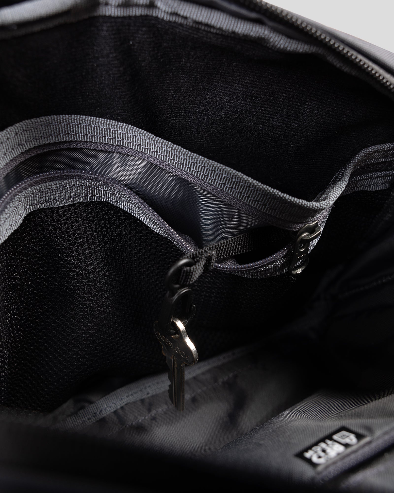 b1674_o4w_flight_rfid_cross_body_e_1754351598000