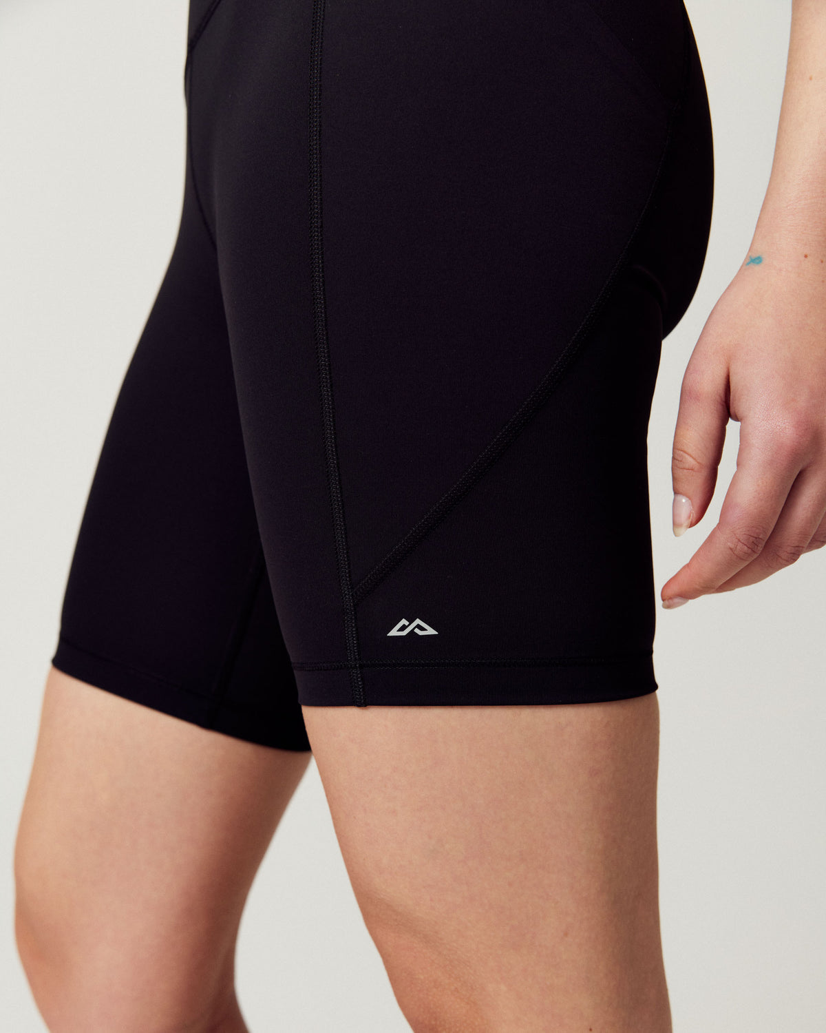b2038_o4w_seeker_womens_7_inch_tight_shorts_v2_c_1790025560000