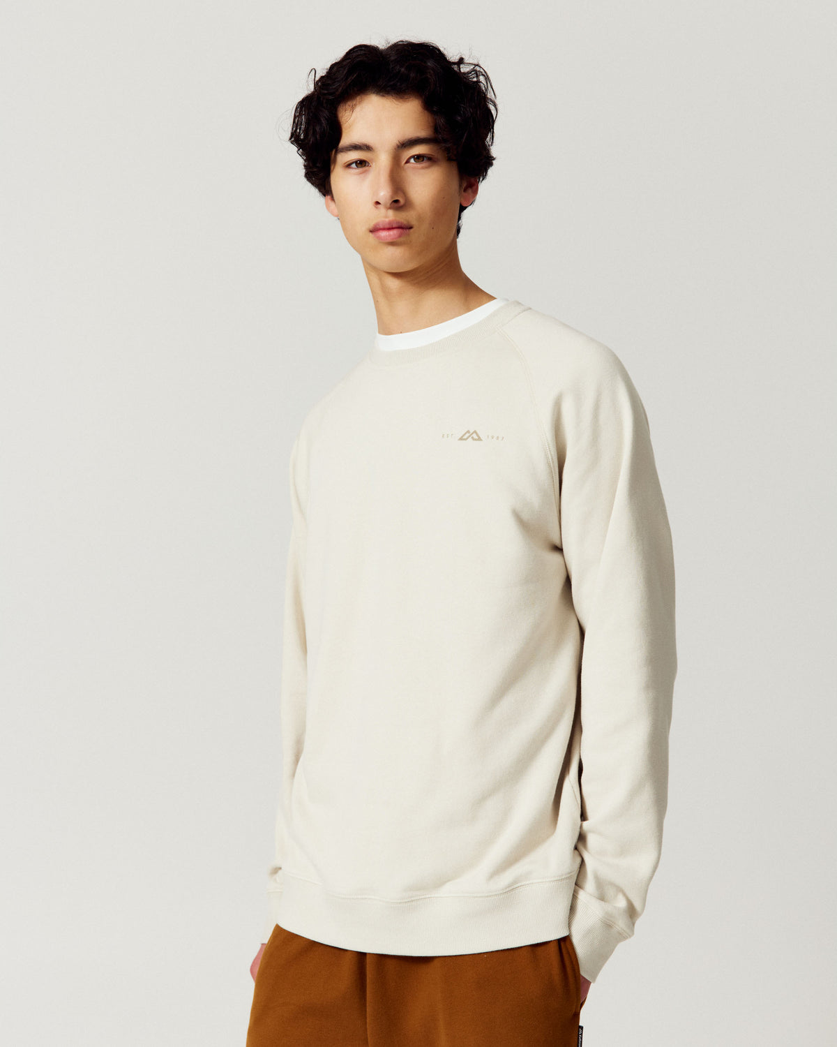 b2555_p33_mens_embroidered_heritage_crew_a_1790034498000