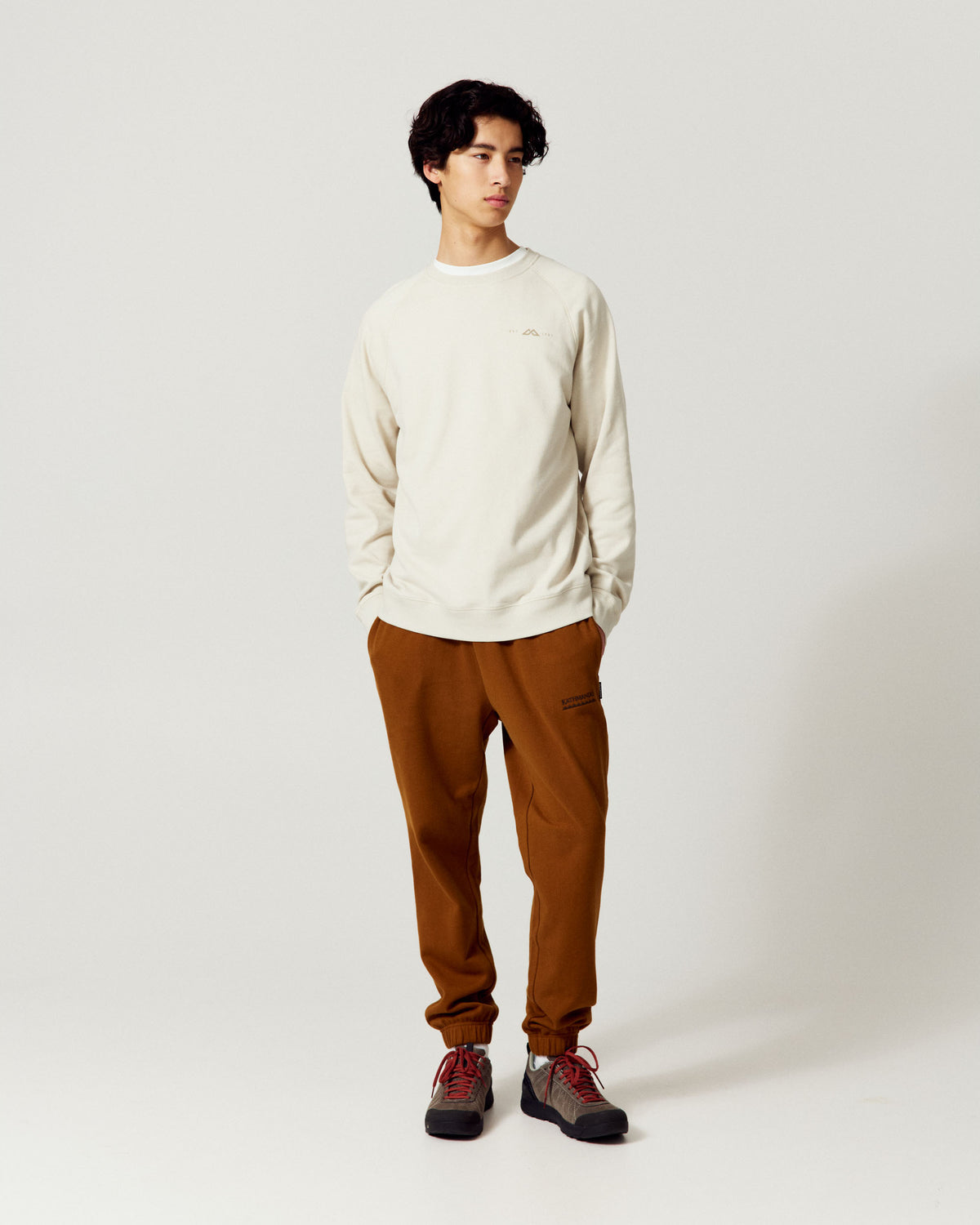 b2555_p33_mens_embroidered_heritage_crew_b_1790034498000