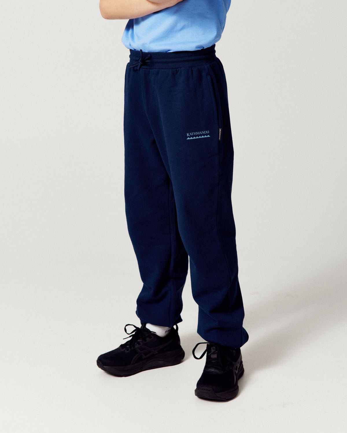 b2731_ou3_kids_heritage_logo_joggers_d_1789084121000