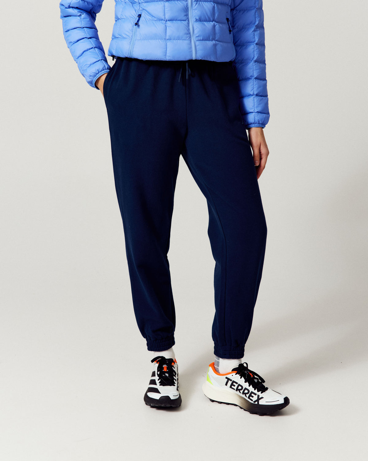 b2737_ou3_womens_twin_peak_logo_joggers_a_1790034483000