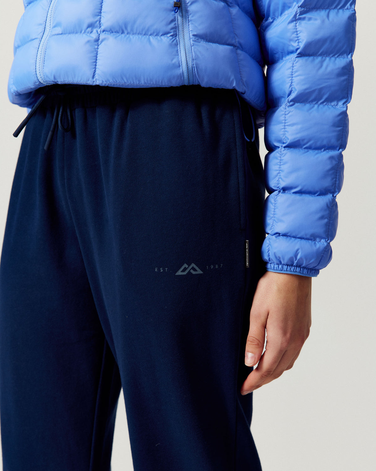b2737_ou3_womens_twin_peak_logo_joggers_c_1790034484000
