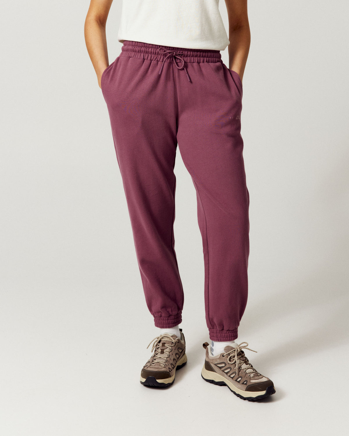 b2737_oug_womens_twin_peak_logo_joggers_a_1790034474000