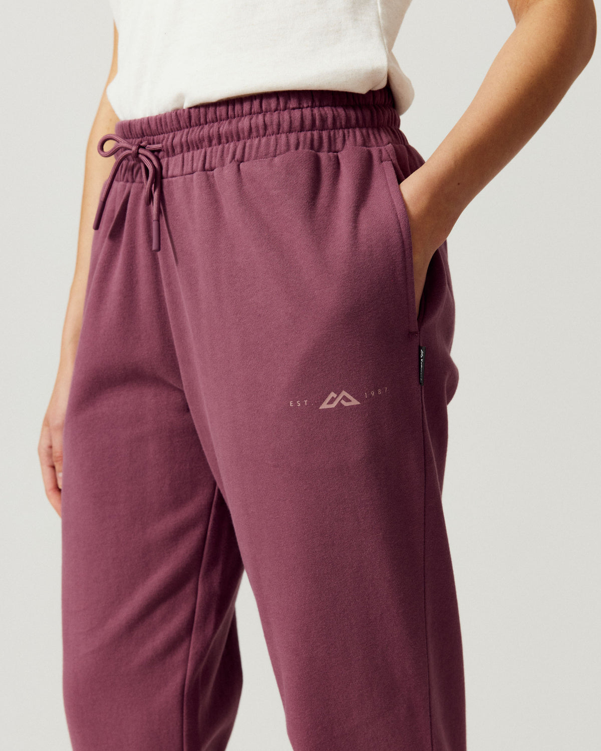 b2737_oug_womens_twin_peak_logo_joggers_c_1790034474000