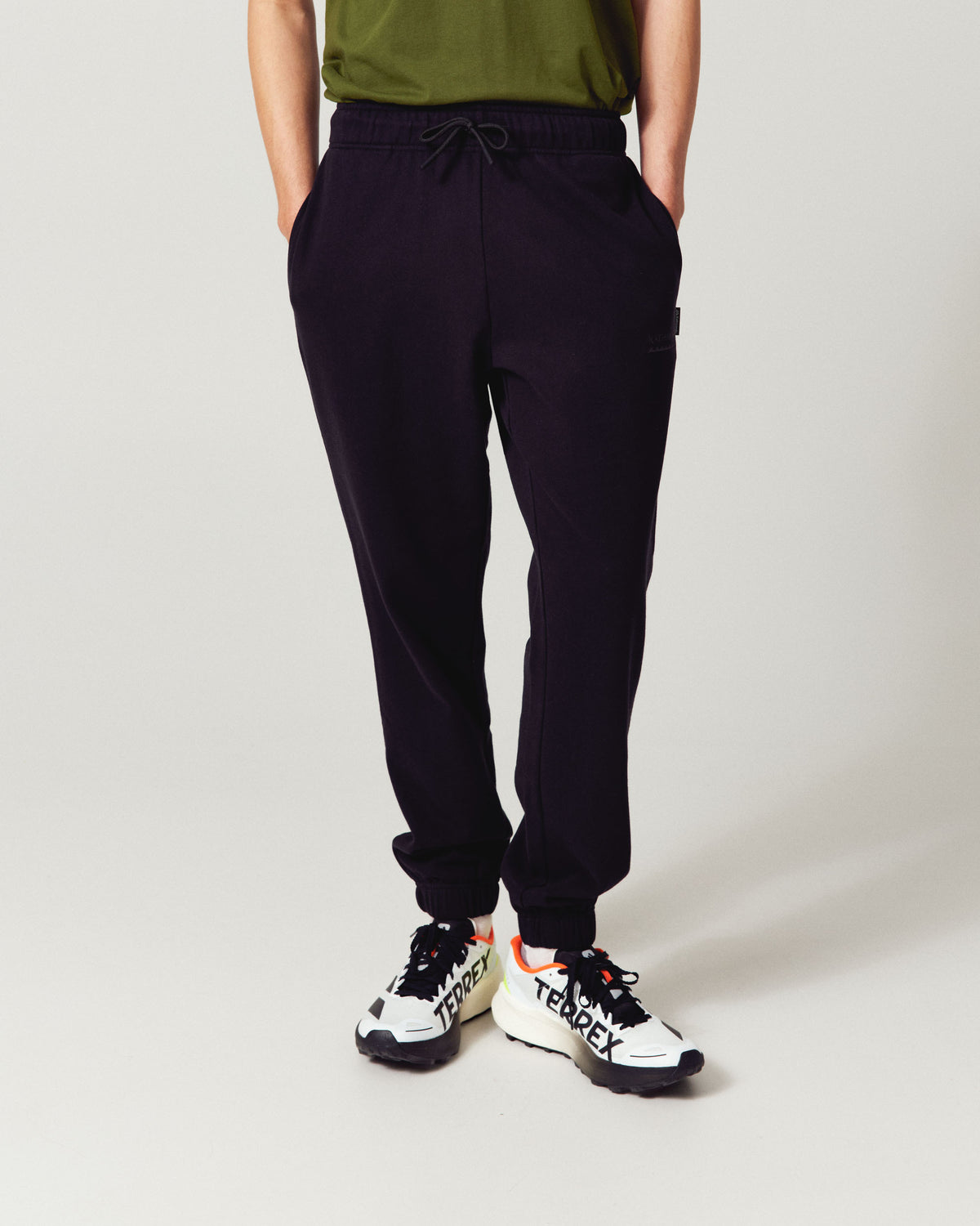 b2738_o4w_mens_embroidered_heritage_joggers_a_1790034477000