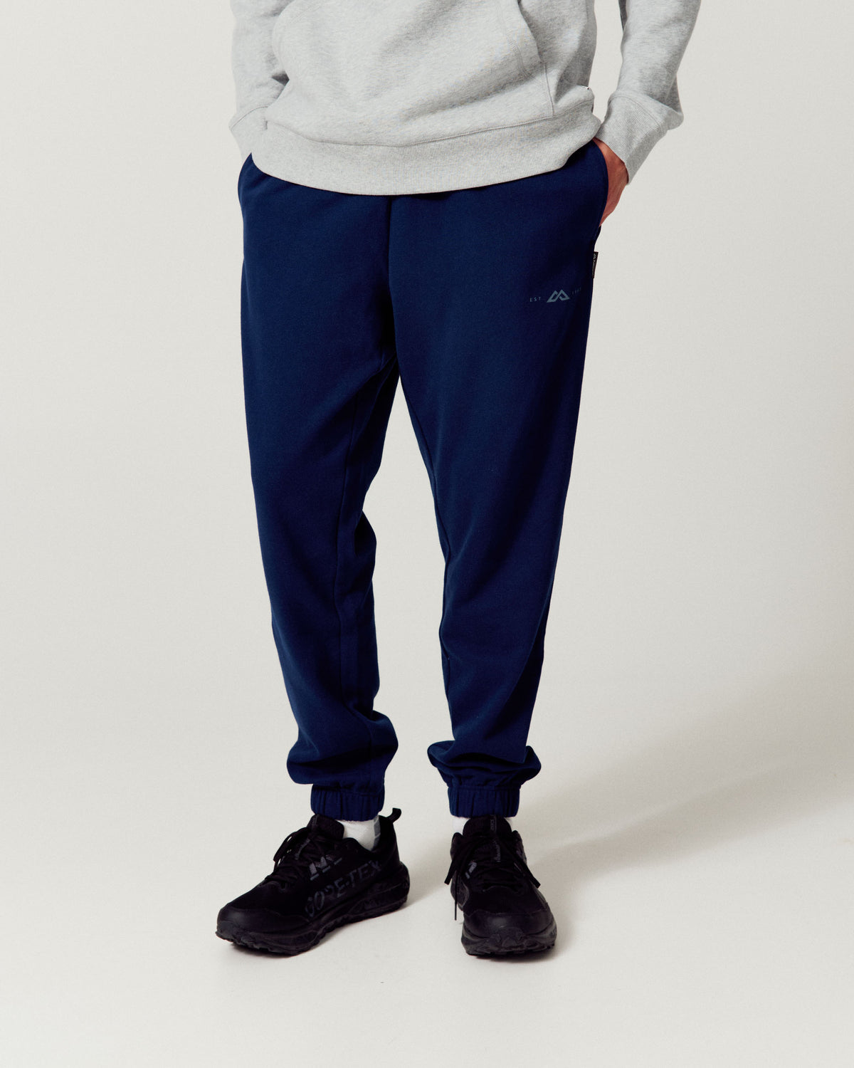 b2739_ou3_mens_twin_peak_logo_joggers_a_1790034478000
